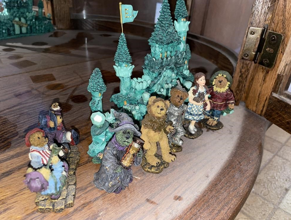 Lot # : 153 - BOYDS BEARS EMERALD CITY & WIZARD OF OZ CHARACTERS