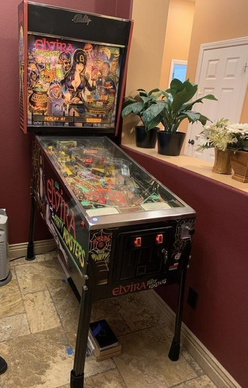 AUCTION Lot # : 2 - BALLY' ELVIRA PARTY MONSTERS PINBALL MACHINE WORKS
