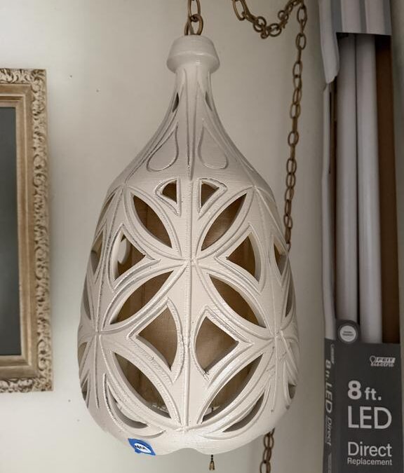 Vintage Collectibles Auction: Department 56, Art Glass & Decor