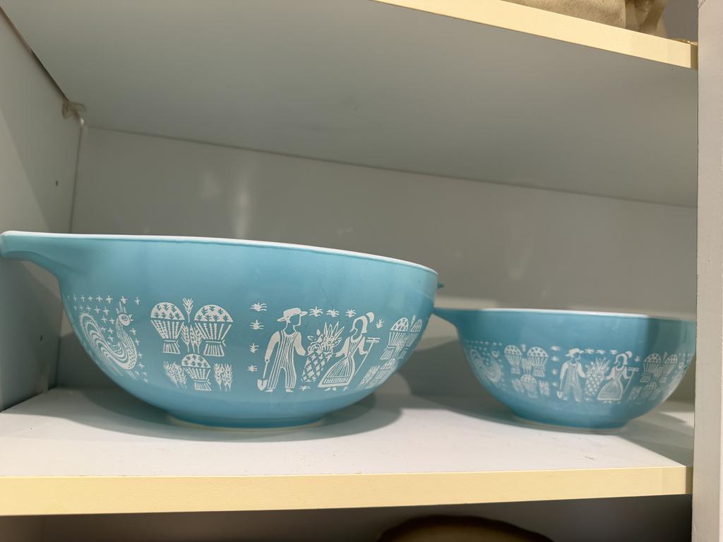 Lot 266 – Pyrex Amish Butterprint Mixing Bowl Set